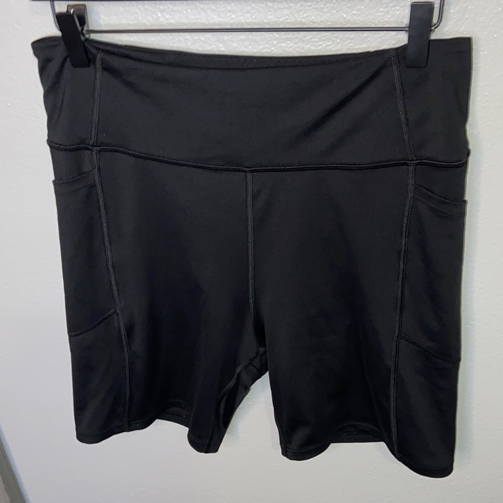 Victoria’s Secret On Point flow biker shorts!